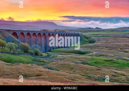 Pen-y-Gent und Ribblehead-Viadukt auf Settle zu Carlisle Railway, Yorkshire Dales National Park, North Yorkshire, England, UK Stockfoto