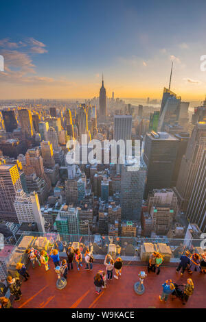 Empire State Building gesehen vom Rockefeller Building, oben auf dem Felsen, Midtown, Manhatttan, New York, Vereinigte Staaten von Amerika, Nordamerika Stockfoto