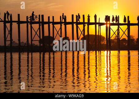 U Bein Brücke auf Taungthaman-See bei Sonnenuntergang, Amarapura, Mandalay, Myanmar (Burma), Asien Stockfoto