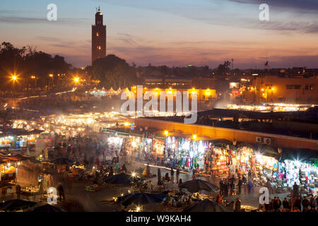 Blick über den Marktplatz in der Abenddämmerung, Place Djemaa El Fna, Marrakesch, Marokko, Nordafrika, Afrika Stockfoto