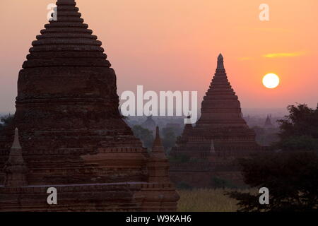 Sonnenaufgang über der Bagan-Tempel aus dem 11. und 13. Jahrhundert, Bagan (Pagan), zentral-Myanmar, Myanmar (Burma), Asien Stockfoto