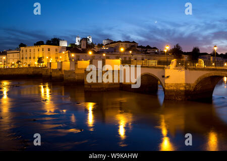 Sieben gewölbte römische Brücke und Stadt am Fluss Rio Gilao bei Nacht, Tavira, Algarve, Portugal, Europa Stockfoto