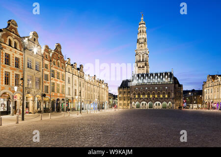 Place des Heros und das Rathaus und Belfried nachts mit Flutlicht, Arras, Pas-de-Calais, Ile-de-France, Frankreich, Europa Stockfoto
