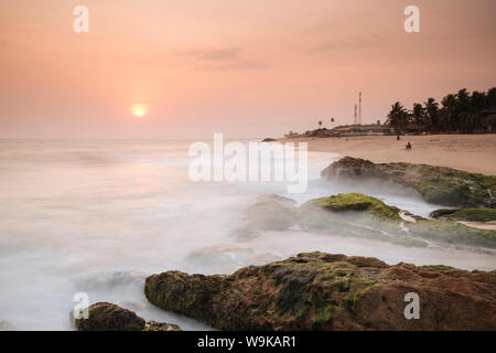 Der Sonnenuntergang am Beach, Cape Coast, Ghana, Afrika Stockfoto
