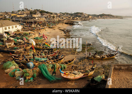 Fischer mit Booten in der Morgendämmerung, Cape Coast, Ghana, Afrika Stockfoto