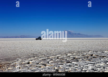 Ein 4 x 4 am Salar de Uyuni, der größte Salz Wohnung in der Welt, Süd-West-Bolivien, Bolivien, Südamerika Stockfoto