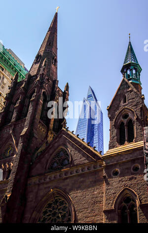 Presbyterianische Kirche, 5th Avenue und 53 West 53, n den Hintergrund. Das MoMA Erweiterung Tower in New York City, USA. Stockfoto