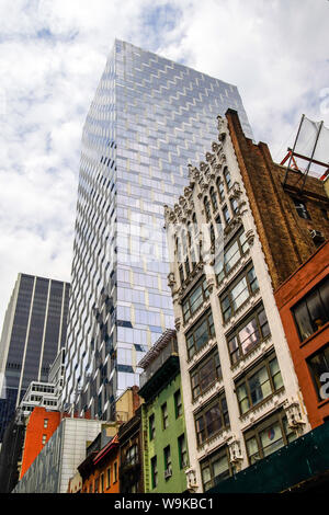 Blick von W 46th St. Internationale Gem Tower oder Diamond Tower, und Gebäude aus dem Jahre 1915, 33 W 46th St, Manhattan, New Yorl City, USA. Stockfoto