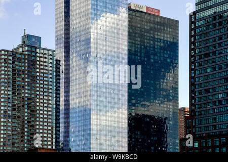 MiMA mit luxuriösen rund 450 West 42th Street, Manhattan, New York City, USA. Stockfoto