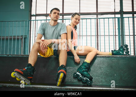 Junger Mann und Frau Spaß auf Rollschuhen in Skate Park. Hobby Stockfoto