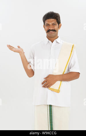 Südindische Mann gestikulieren und lächelnd Stockfoto
