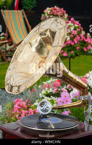 Wind-up disc Grammophon und Blumenarrangement bei Southport Flower Show, Victoria Park, 2019 Stockfoto