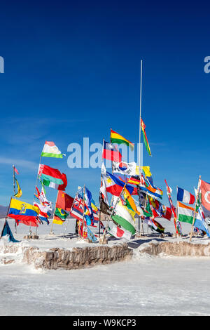 Bunte Fahnen aus aller Welt bei Uyuni Salzsee, Bolivien, Südamerika Stockfoto