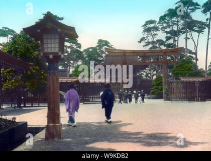 [1920s Japan - Meiji Schrein in Tokio] - Besucher am Meiji Schrein (明治神宮) in Shibuya, Tokio. Der Shinto Schrein gewidmet ist, die Vergöttert Geister von Kaiser Meiji (1852-1912) und seine Frau Empress Shoken (1849-1914). Es wurde offiziell im Jahre 1920 (taisho 9) gewidmet und Abschluss der folgenden Jahr. 20. Jahrhundert vintage Glas schieben. Stockfoto