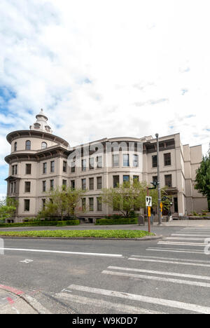 Gebäude auf der anderen Straßenseite von der alten Tacoma City Hall auf der Pacific Avenue in Tacoma, Washington. Stockfoto