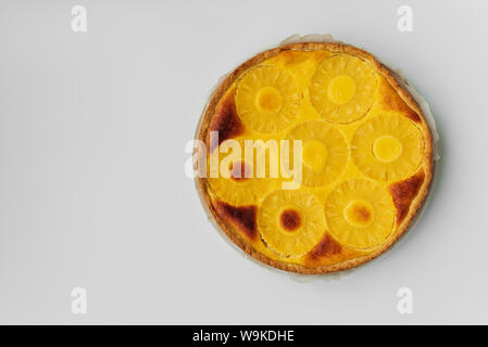 Nach oben Ananas Kuchen auf weißer Tisch. Sommer tropischen Dessert. Ansicht von oben. Platz kopieren Stockfoto