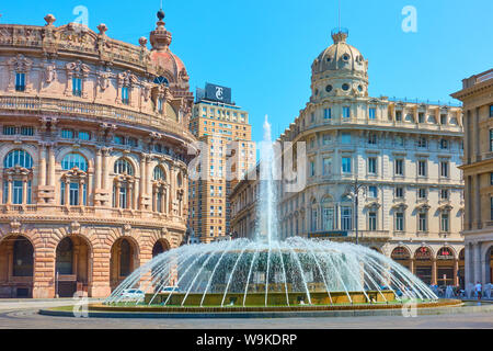 Genua (Genova), Italien - 30. Juni 2019: Blick auf De Ferrari in Genua, Stadt Hauptplatz, mit dem Brunnen Stockfoto