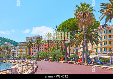 Rapallo, Genua, Italien - Juli 1, 2019: Waterfront in Rapallo Stadt auf sonnigen Sommertag, Ligurien Stockfoto