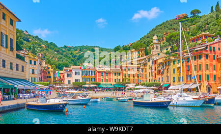 Portofino, Italien - Juli 1, 2019: Blick auf die Bucht mit Yachten und Boote und Portofino Stadt auf Sommer sonnigen Tag, Ligurien Stockfoto