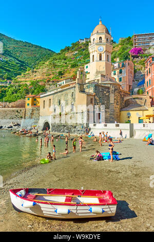 Vernazza, La Spezia, Italien - Juli 2, 2019: Sandstrand in Vernazza, Cinque Terre Nationalpark Stockfoto