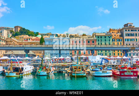 Genua, Italien - Juli 7, 2019: Waterfront und Fischerboote im Alten Hafen in Genua Stockfoto