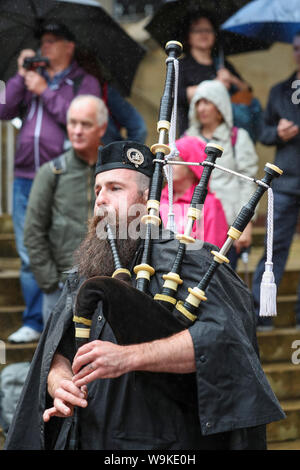 Glasgow, Schottland, Großbritannien. 14. Aug 2019. Das 16. Jahr der Glasgow International Piping Festival weiterhin mit kostenlosen Konzerten in Buchanan Street aus einer Auswahl von Pipe Bands einschließlich der Kanadischen und Amerikanischen genossen von 100 von den Zuschauern, die sich nicht von der schwere Regen gestellt wurden. Piper spielen mit dem Islay Pipe Band Credit: Findlay/Alamy leben Nachrichten Stockfoto