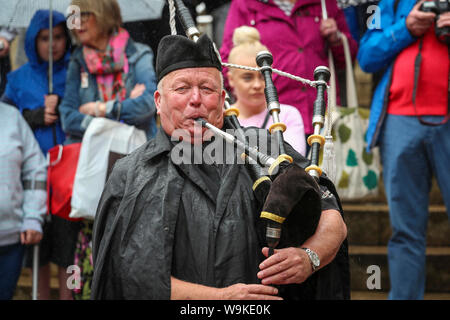 Glasgow, Schottland, Großbritannien. 14. Aug 2019. Das 16. Jahr der Glasgow International Piping Festival weiterhin mit kostenlosen Konzerten in Buchanan Street aus einer Auswahl von Pipe Bands einschließlich der Kanadischen und Amerikanischen genossen von 100 von den Zuschauern, die sich nicht von der schwere Regen gestellt wurden. JAMES McEACHERN spielen mit dem Islay Pipe Band Credit: Findlay/Alamy leben Nachrichten Stockfoto