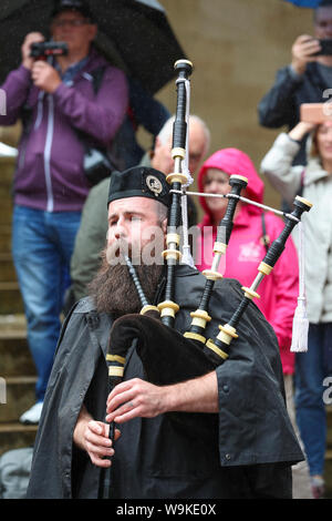 Glasgow, Schottland, Großbritannien. 14. Aug 2019. Das 16. Jahr der Glasgow International Piping Festival weiterhin mit kostenlosen Konzerten in Buchanan Street aus einer Auswahl von Pipe Bands einschließlich der Kanadischen und Amerikanischen genossen von 100 von den Zuschauern, die sich nicht von der schwere Regen gestellt wurden. Piper mit der islay Pipe Band Credit: Findlay/Alamy leben Nachrichten Stockfoto