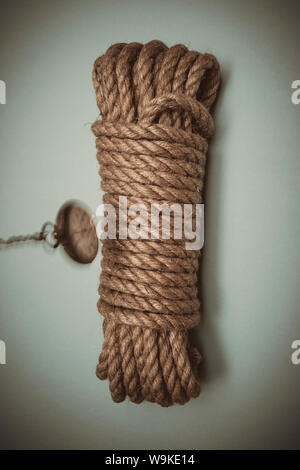 Eine alte Taschenuhr Schwingen über einen gebundenen Länge des Seils, symbolisch für die Zeit bis, drohenden Tod, der Henker Schlinge. Stockfoto