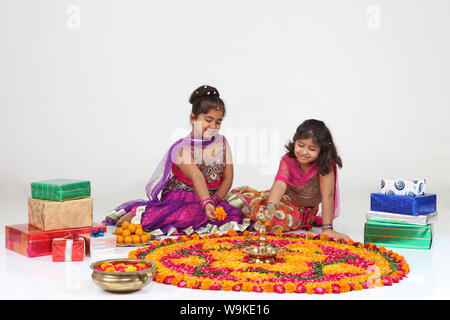 Zwei Mädchen machen rangoli Stockfoto
