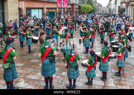 Glasgow, Schottland, Großbritannien. 14. Aug 2019. Das 16. Jahr der Glasgow International Piping Festival weiterhin mit kostenlosen Konzerten in Buchanan Street aus einer Auswahl von Pipe Bands einschließlich der Kanadischen und Amerikanischen genossen von 100 von den Zuschauern, die sich nicht von der schwere Regen gestellt wurden. Lord Selkirk RFM Pipe Band aus Kanada Kredit: Findlay/Alamy leben Nachrichten Stockfoto