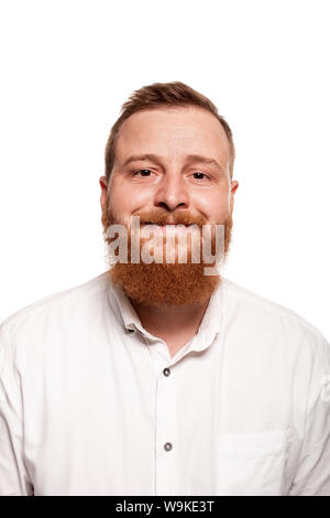 Portrait einer jungen, chubby, rothaarigen Mann in einem weißen Hemd Gesichter an der Kamera, auf weißem Hintergrund Stockfoto