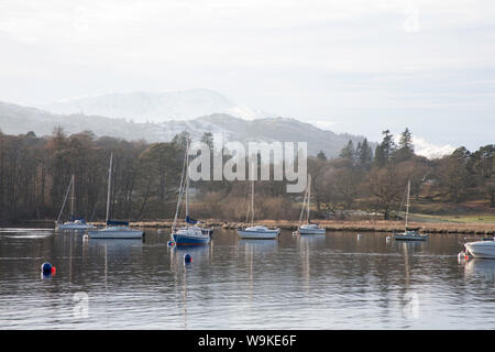 Segeln Boote vertäut am Waterhead der Leiter der Windermere in der Nähe von Ambleside Seenplatte Cumbria England Stockfoto