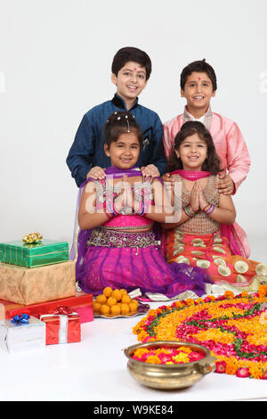 Gruppe von Kindern feiern Diwali Stockfoto