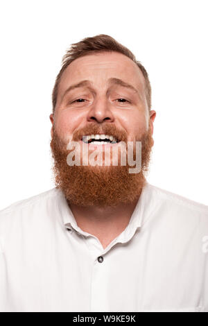 Portrait einer jungen, chubby, rothaarigen Mann in einem weißen Hemd Gesichter an der Kamera, auf weißem Hintergrund Stockfoto
