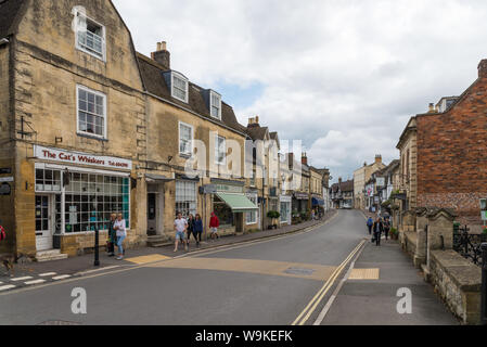 Reihe traditioneller unabhängige Geschäfte in der High Street, Winchcombe, Gloucestershire, UK in den Cotswolds Stockfoto