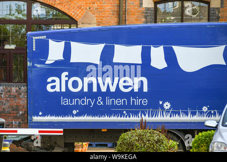 CARDIFF, WALES - Juni 2019: Auf der Seite einer afonwen Wäsche und Bettwäsche Lkw außerhalb des Novotel Hotel in der Nähe von Cardiff City Centre geparkt. Stockfoto