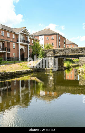 CARDIFF, WALES - JUNI 2019: Wohnungsbau in der Nähe von Cardiff City Centre. Wohnungen haben rund um das Netz der industriellen Kanäle gebaut worden. Stockfoto