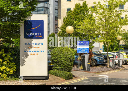 CARDIFF, WALES - JUNI 2019: am Eingang des Novotel Hotel am oberen Ende des in Cardiff Bay Zeichen in der Nähe von Cardiff City Centre. Stockfoto