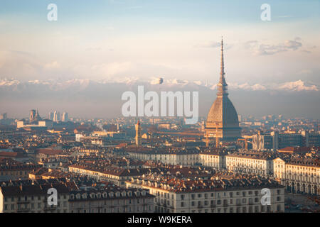 Panoramablick auf die Mole Antonelliana Turm in Turin Italien von Monte dei Cappuccini. Torino Italia. Blick auf den Fluss Fiume po' und die gesamte Stadt. Stockfoto