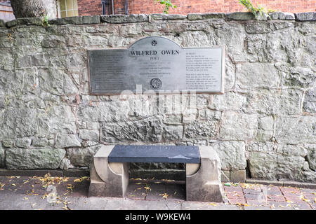 Oswestry, a, Markt, Stadt, in, Shropshire, Grenze, von, Wales, England, GB, UK, Geburtsort, der Erste Weltkrieg, Dichter, Wilfred Owen, Statue, Skulptur, CAE-Glas Park, Stockfoto