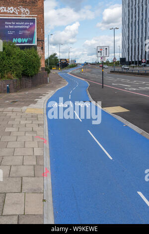 Birmingham Zyklus Revolution neue blaue Radweg, mit dem die A 34 vom Stadtzentrum bis Birchfield Stockfoto