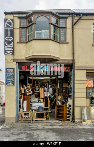 Möbel gestapelt bis zum Verkauf im Alten Ice funktioniert Antique Shop in Margate. Stockfoto