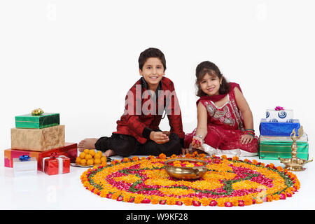 Zwei Kinder machen Rangoli Stockfoto