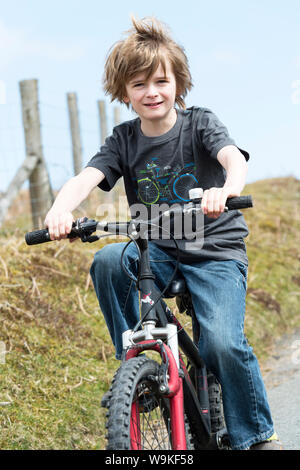 Junge Radfahren an einem sonnigen Tag Stockfoto