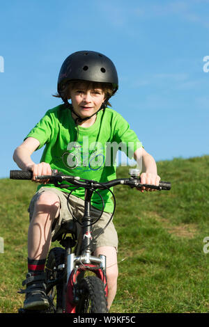 Junge Radfahren an einem sonnigen Tag Stockfoto