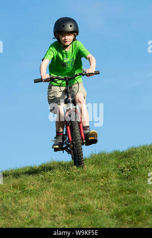 Junge Radfahren an einem sonnigen Tag Stockfoto