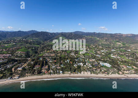 Luftbild des großen pazifischen Ozean Blick Ferienhäuser und Fincas in der Nähe von Los Angeles im malerischen Malibu, Kalifornien. Stockfoto