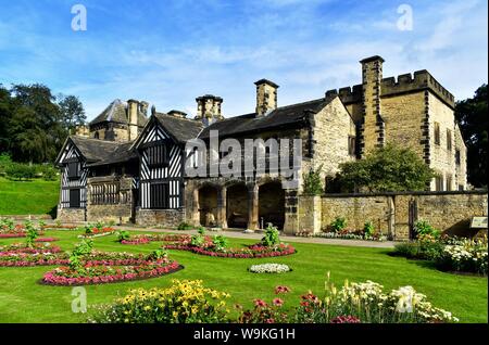 Shibden Hall und die Blumenbeete im Garten. Stockfoto