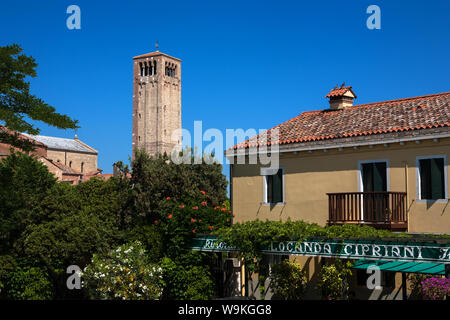 Das berühmte Restaurant Locanda Cipriani, mit der Campanile der Kathedrale Santa Maria Assunta jenseits, Torcello, Lagune von Venedig, Venetien, Italien Stockfoto